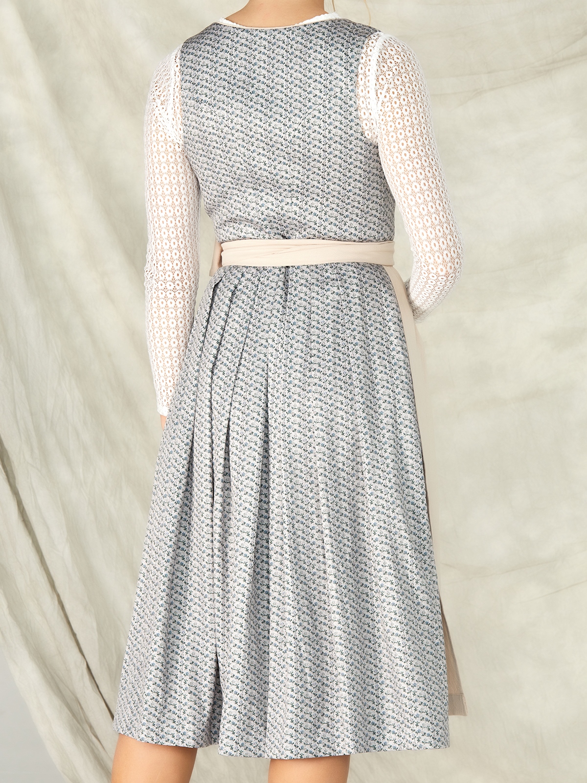 Moderne dunkelgrüne Dirndlbluse mit raffiniertem Schnitt