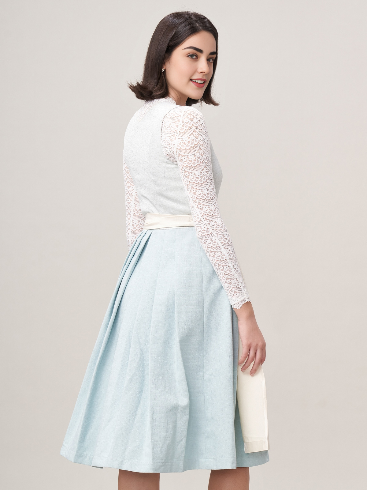 Modernes Dirndl in Blau mit floralen Details