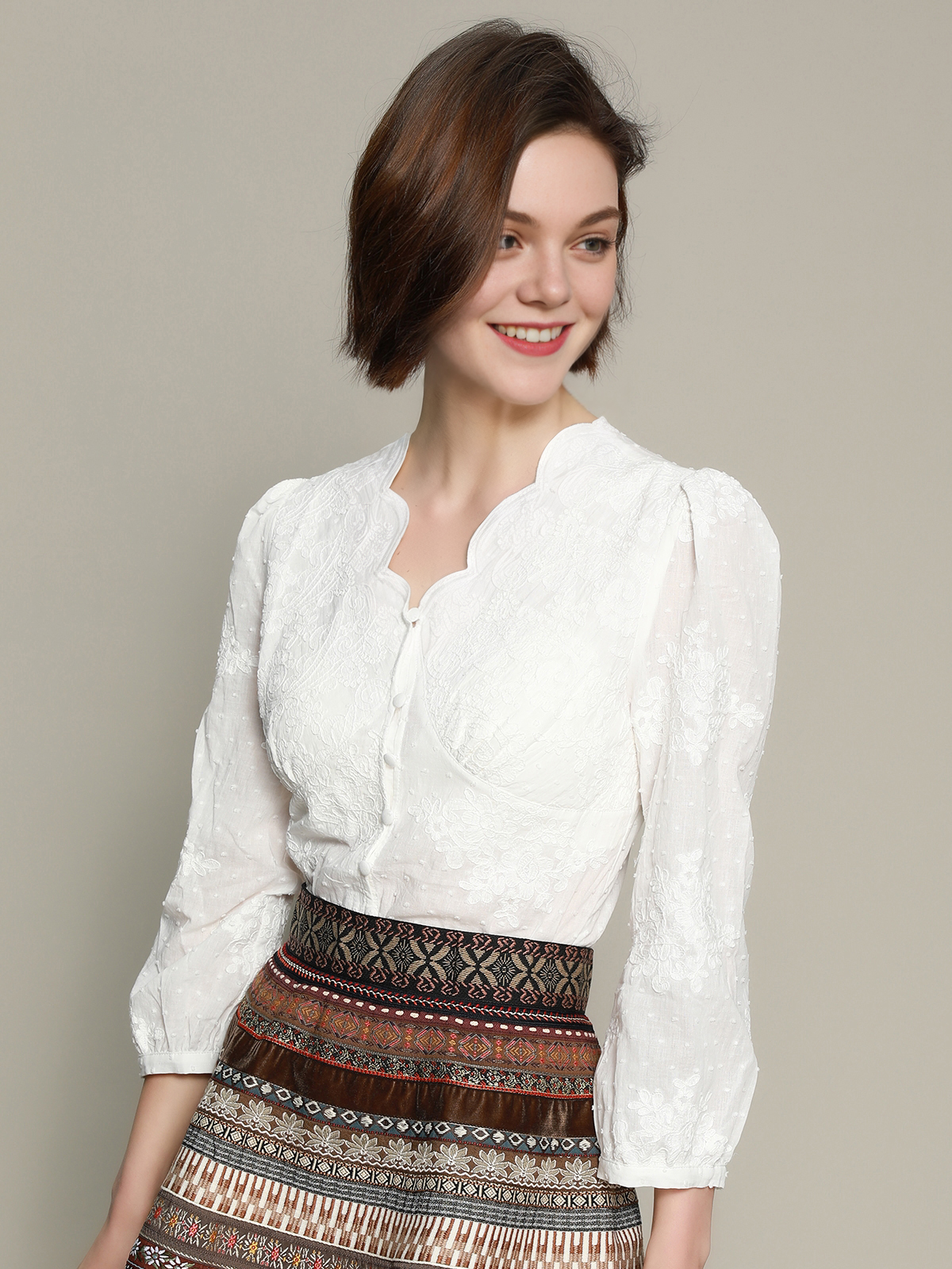 Modernes Dirndl in hellem Salbeigrün