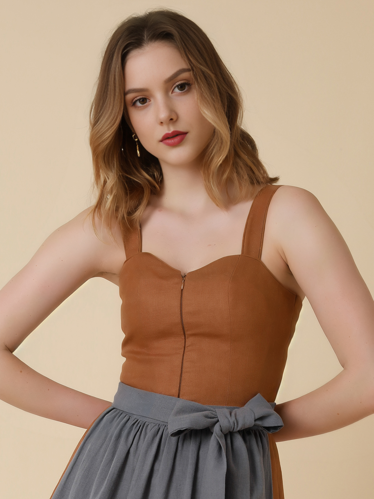 Modernes Dirndl in Gelb – schlankes Design mit femininem Schnitt