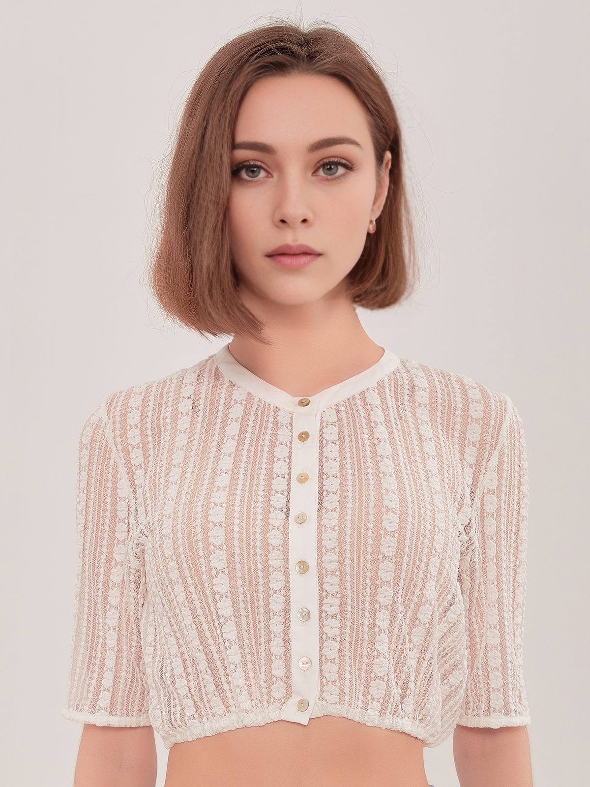 Elegantes weißes Dirndl mit Spitzenverzierung