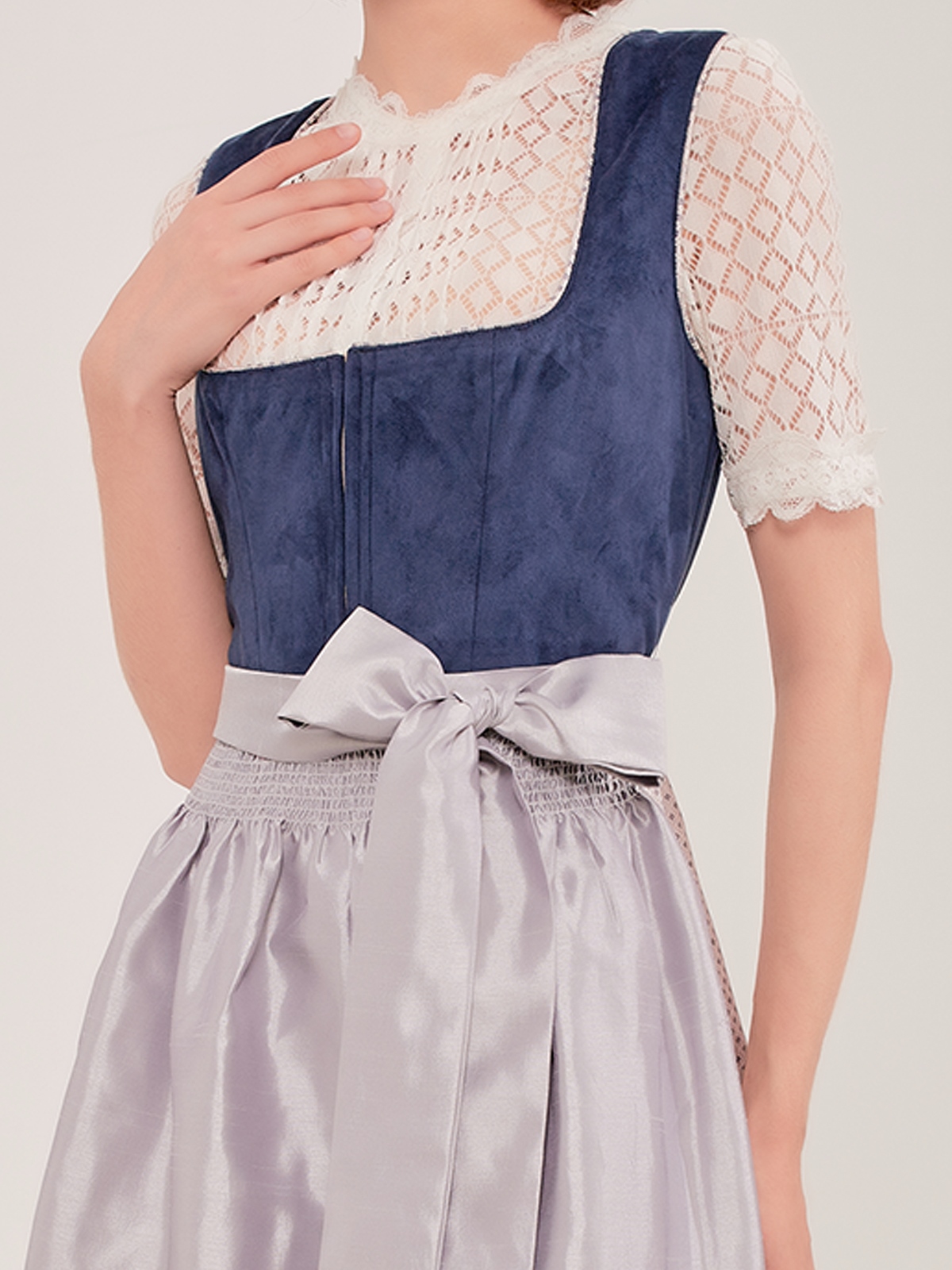 Dirndl in Rot und Grün mit floralen Mustern