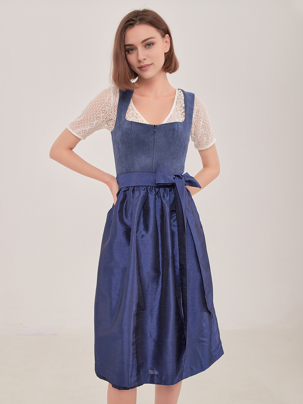 Moderne Dirndlbluse in Blau mit Spitzenverzierung