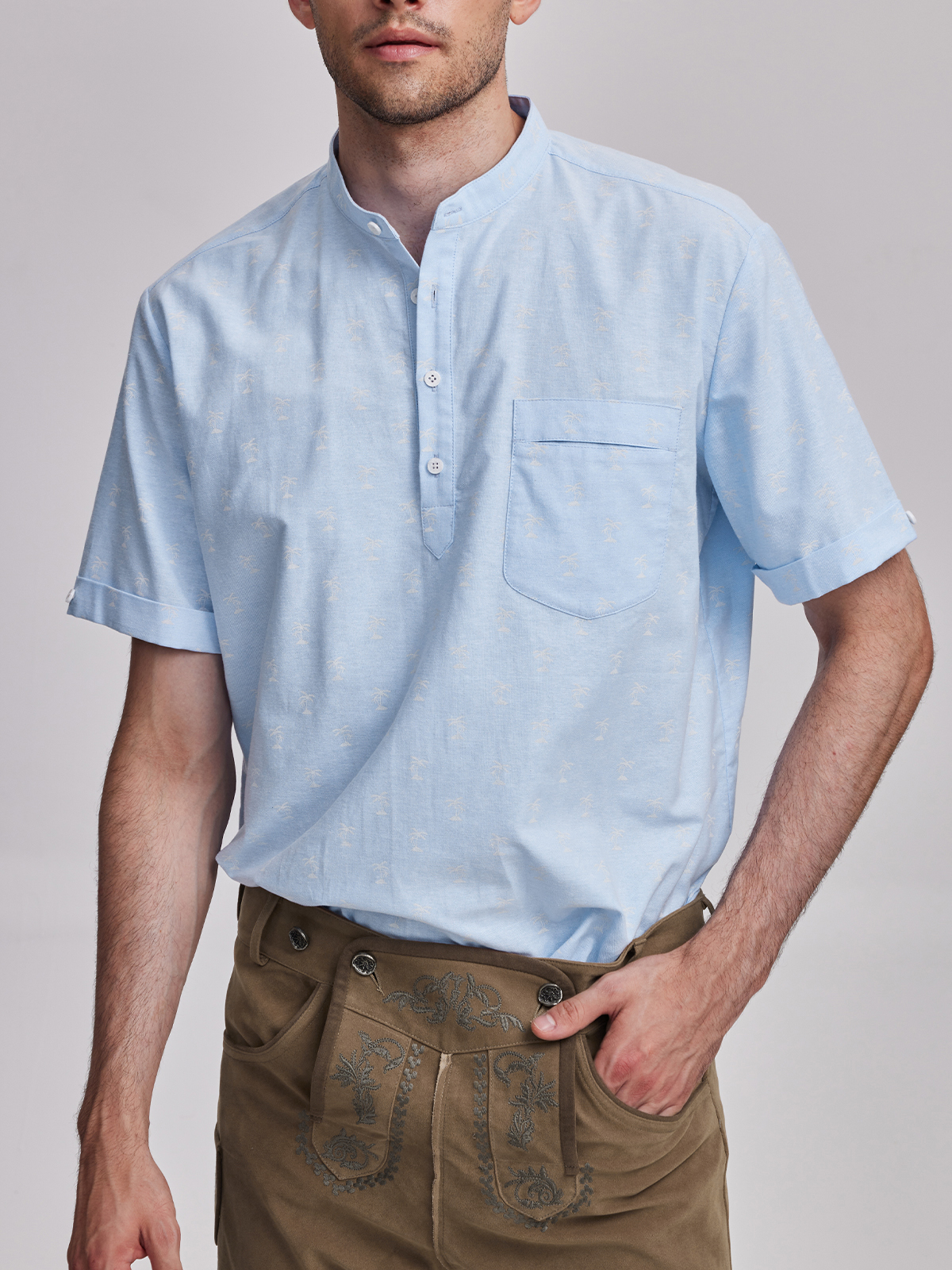 Dirndl mit blauer Bluse – ein zeitloser Look