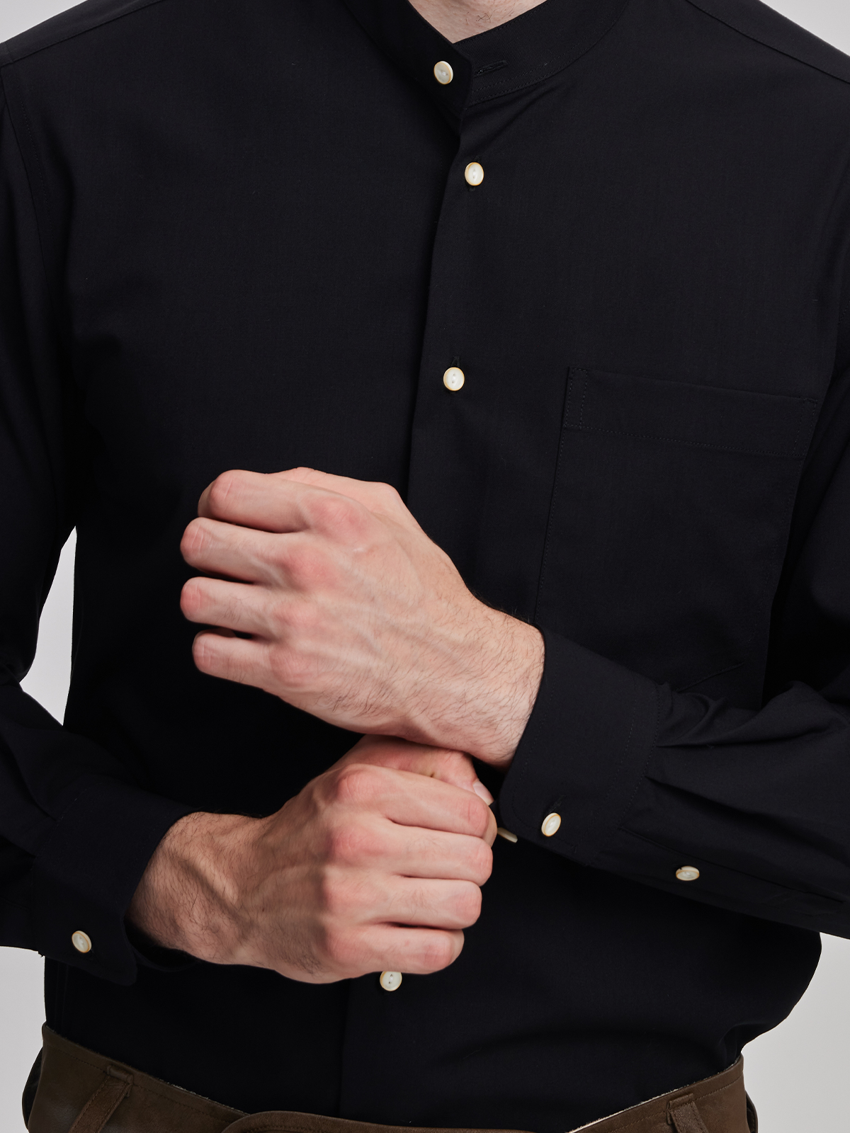 Stylisches Dirndl mit schwarzer Bluse