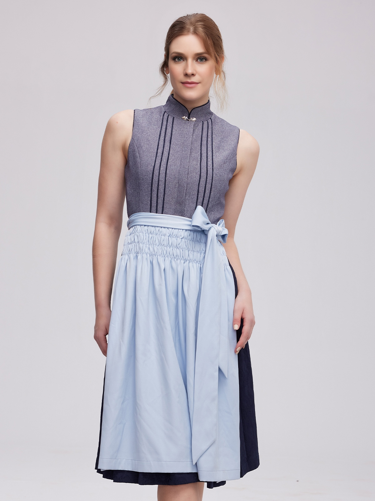 Modernes Dirndl in Grau