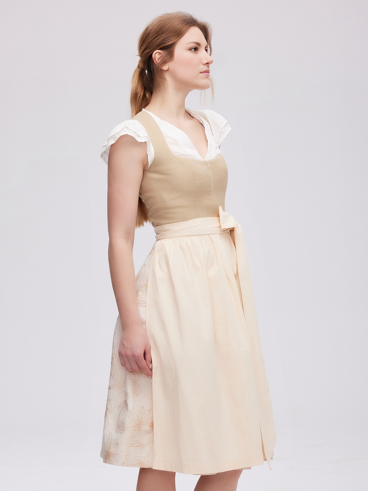 Khaki Dirndl mit modernem Schnitt