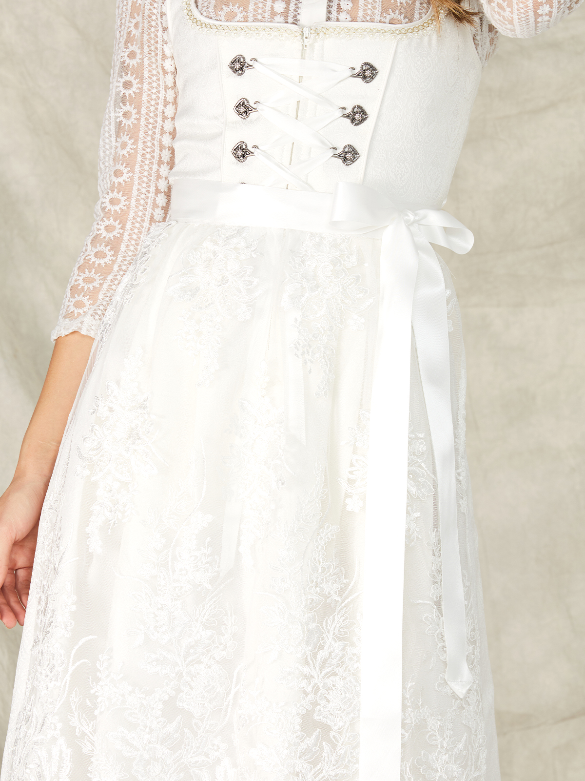 Dirndl in Weiß mit femininem Schnitt