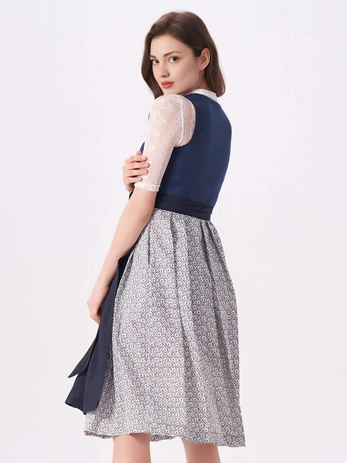 Tradition meets Modern: Ein blaues Samt-Dirndl mit floralen Details