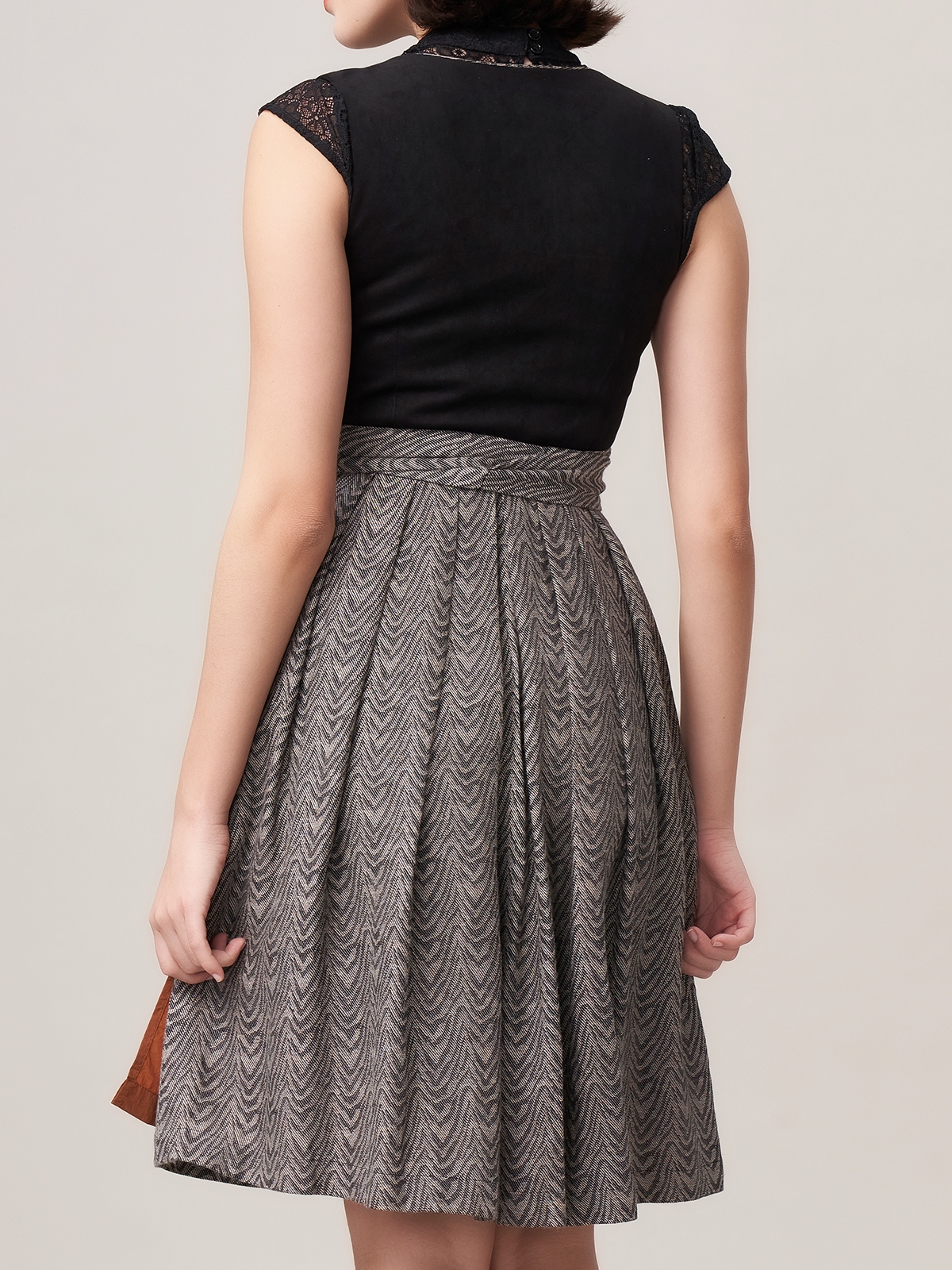 Ein besonderes Dirndl in Schwarz mit aufwendigen Details