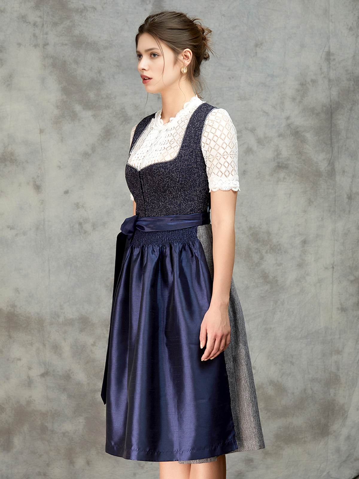 Samt Dirndl Pink in eleganter Pose