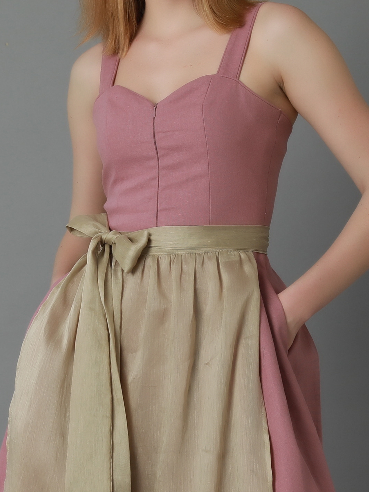 Modernes Dirndl in Rosa