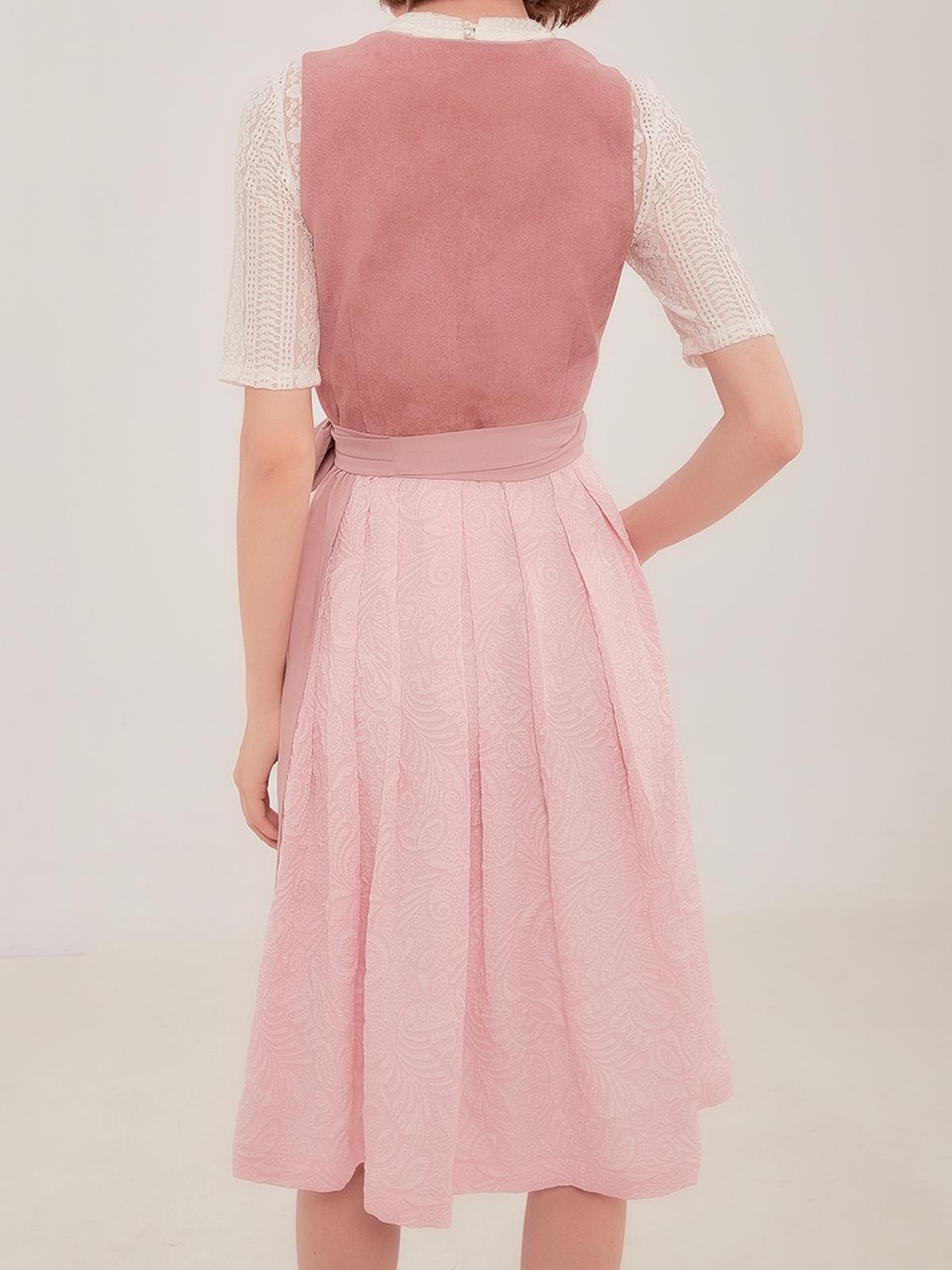 Dirndl in Rosa mit floralen Details