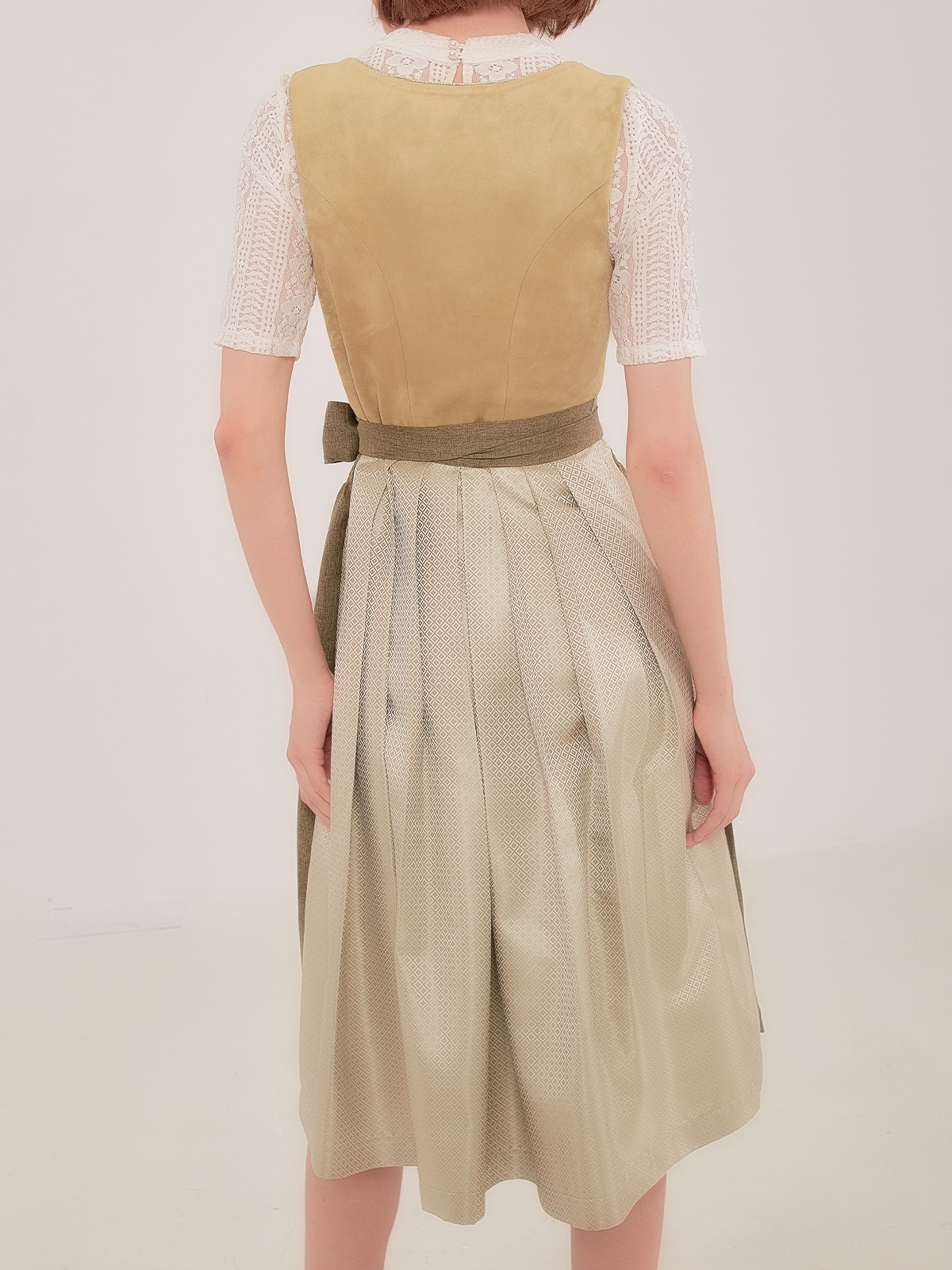 Pinkes Dirndl mit grünen Akzenten