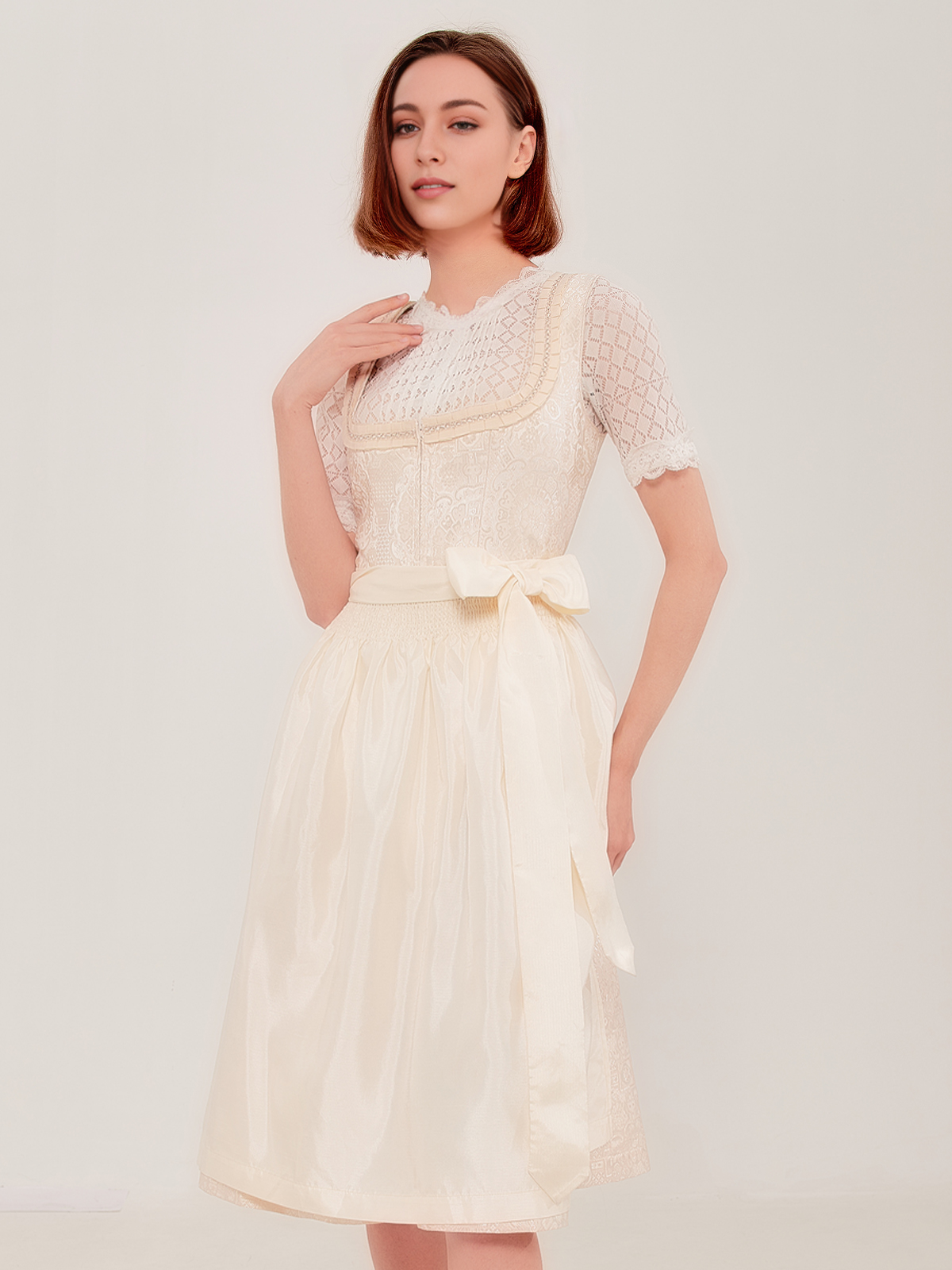 Dirndl in Weiß mit modernem Schnitt