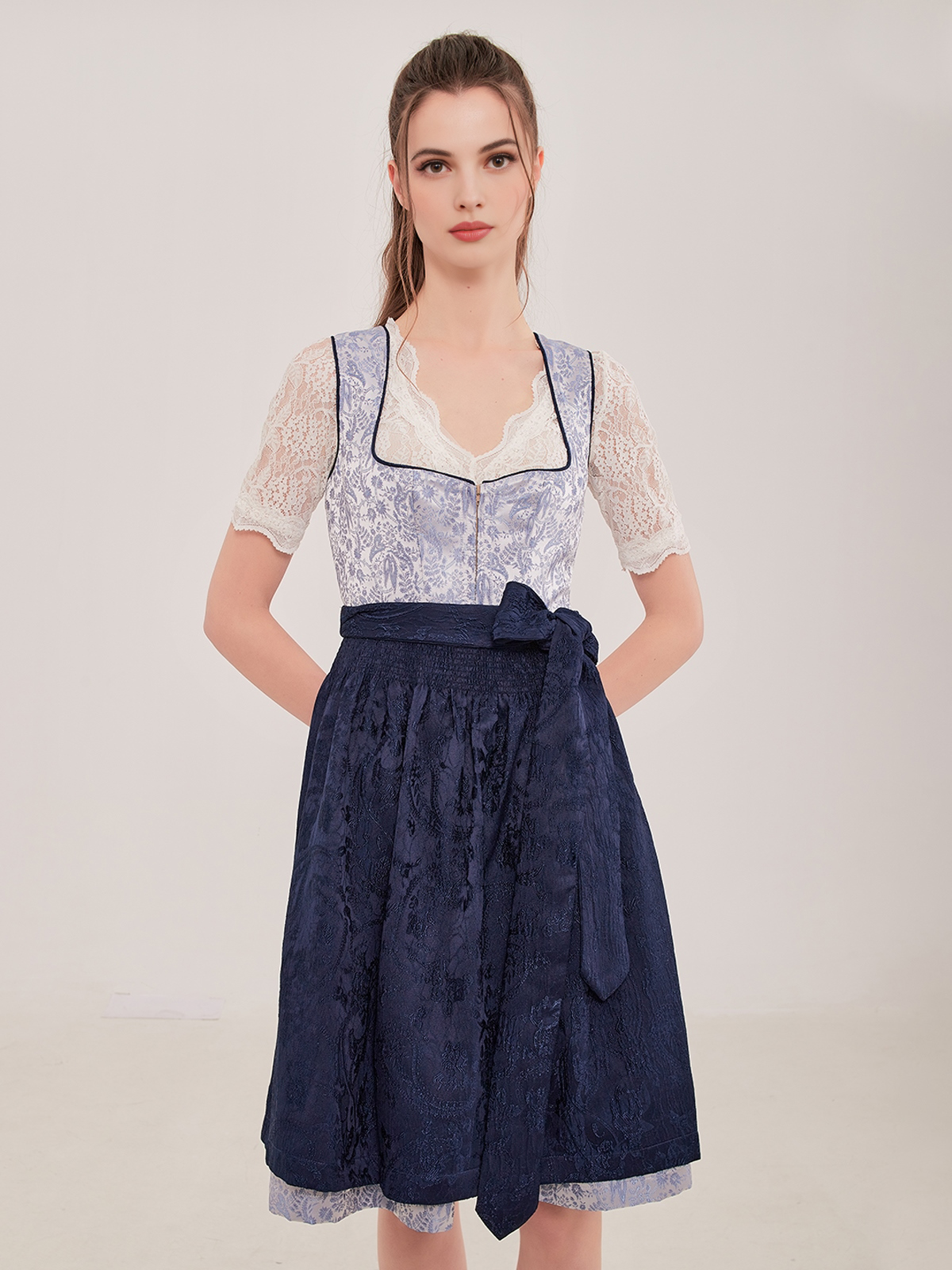 Dirndl mit tiefer Ausschnitt in Blau