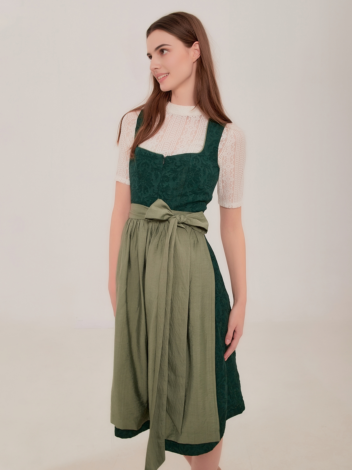 Dirndl Salbeigrün mit stilvollen Accessoires