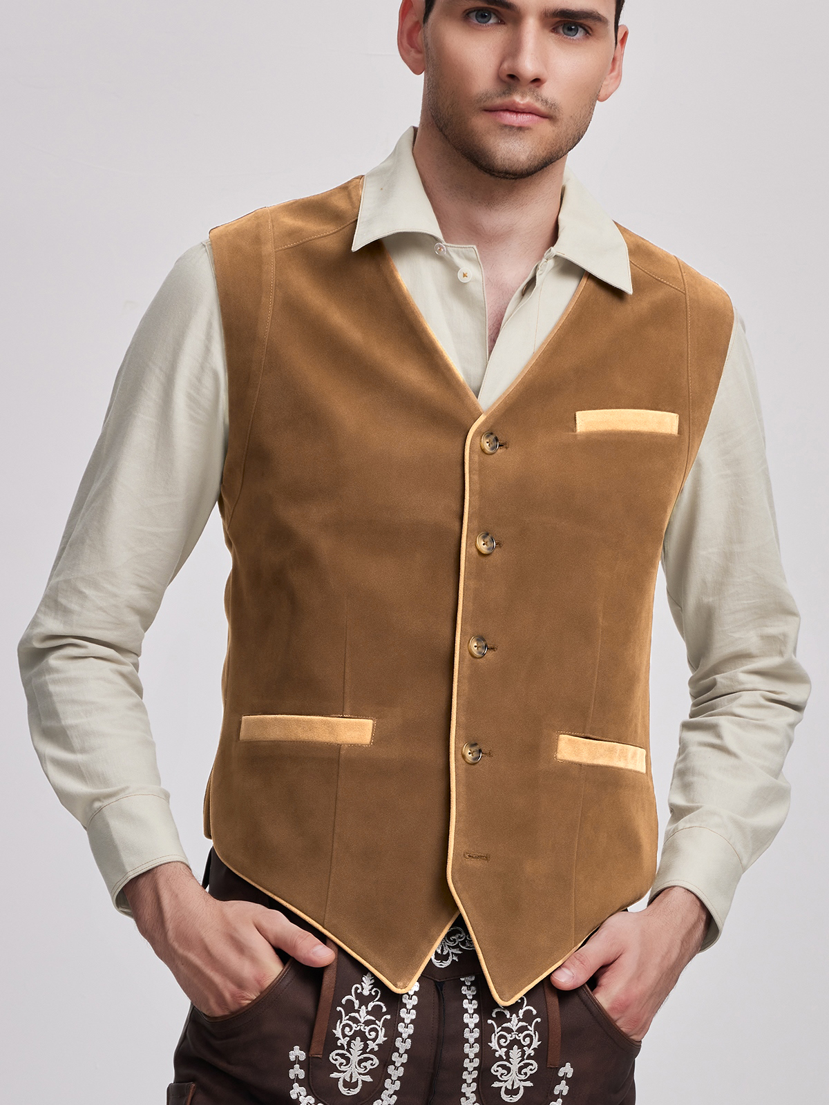 Helles Dirndl mit gelber Weste