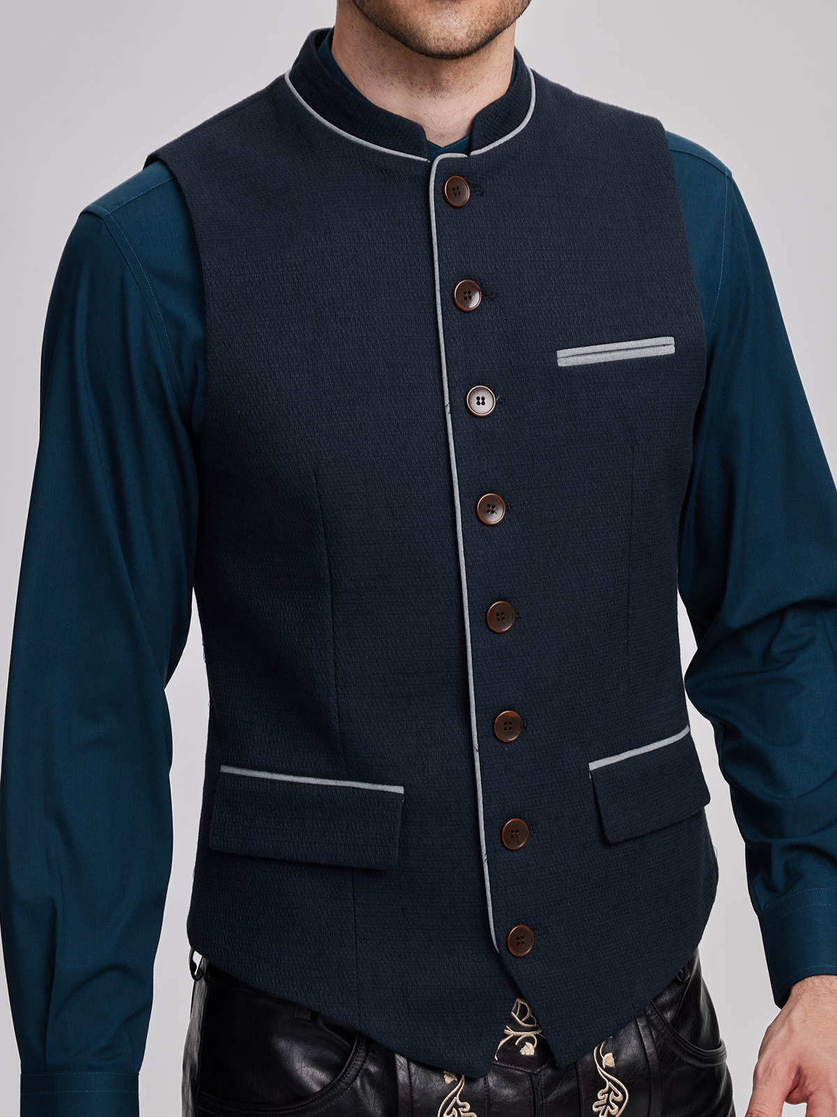 Modernes Dirndl in Blau mit floralen Akzenten