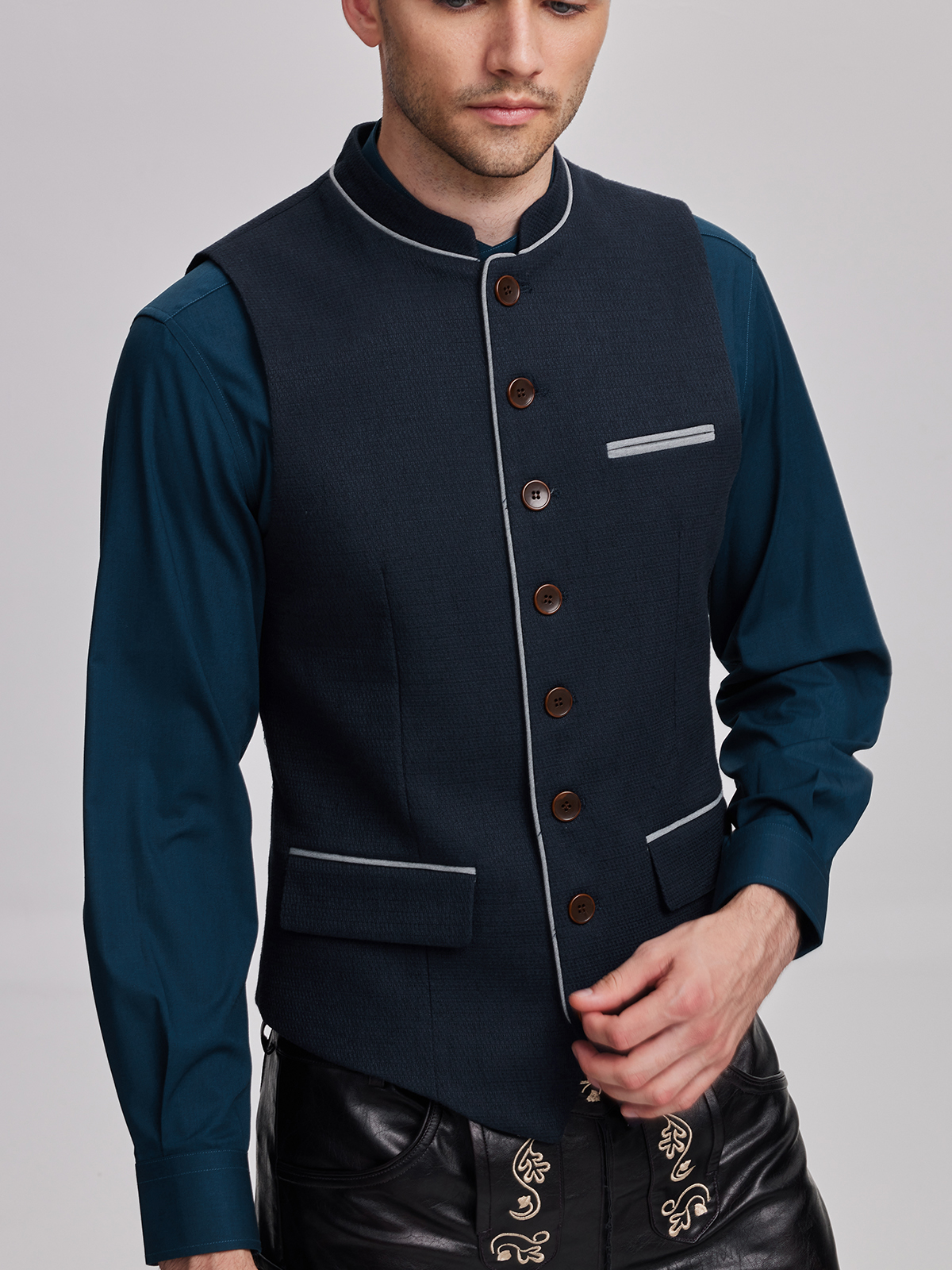 Modernes Dirndl in Blau mit femininem Schnitt