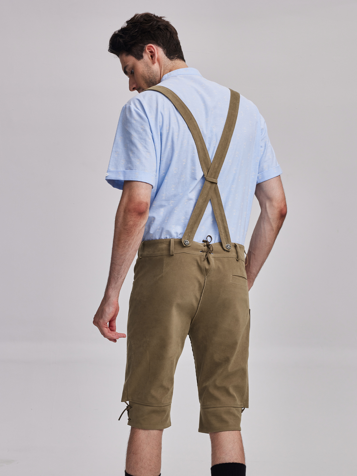 Trachten-Outfit mit Lederhose und dunkelblauem Herrenhemd