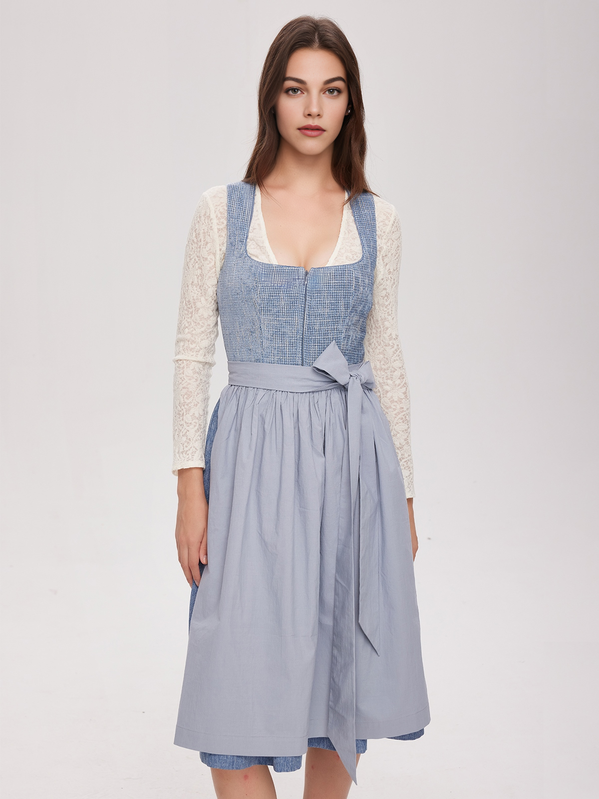 Dirndl in Blau mit cremefarbener Bluse