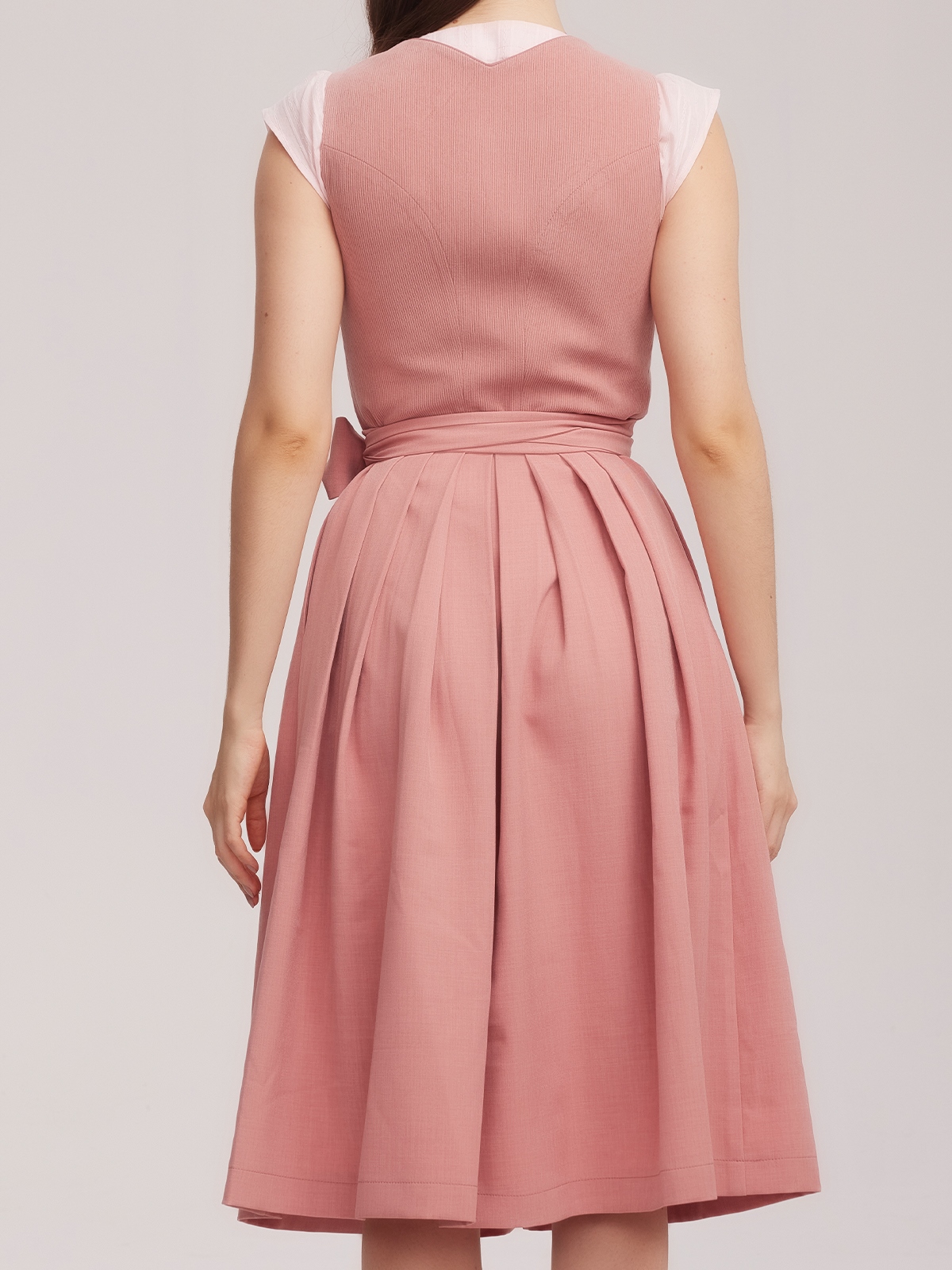 Modernes Dirndl in Rosa