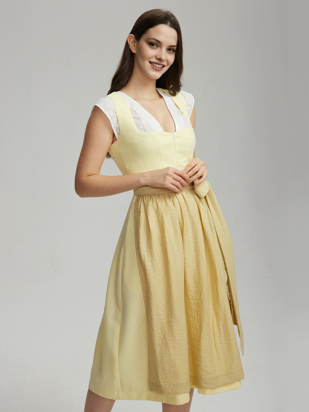 Elegantes dunkles Dirndl mit goldener Verzierung