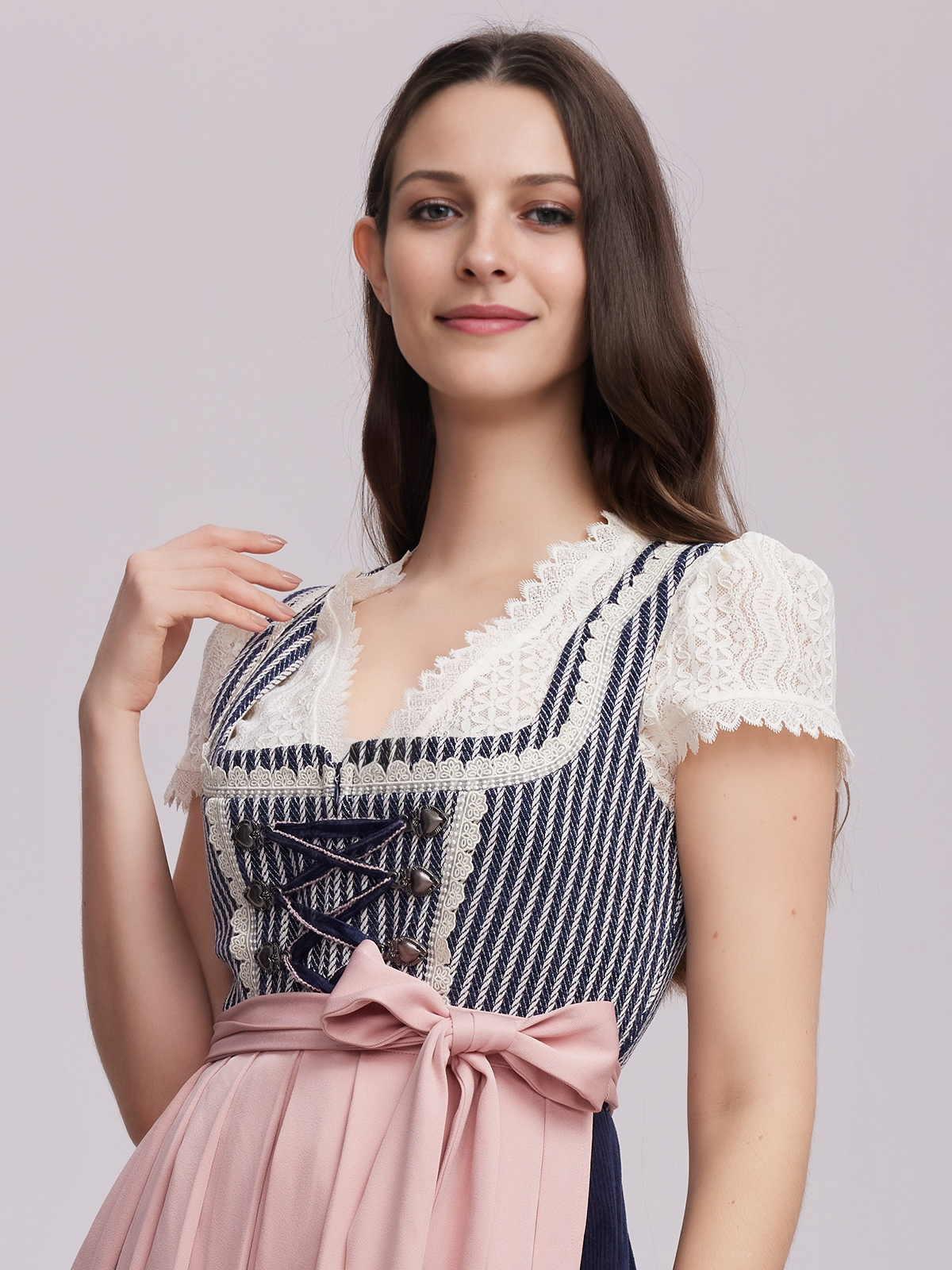 Langes schwarzes Dirndl mit blauer Schürze