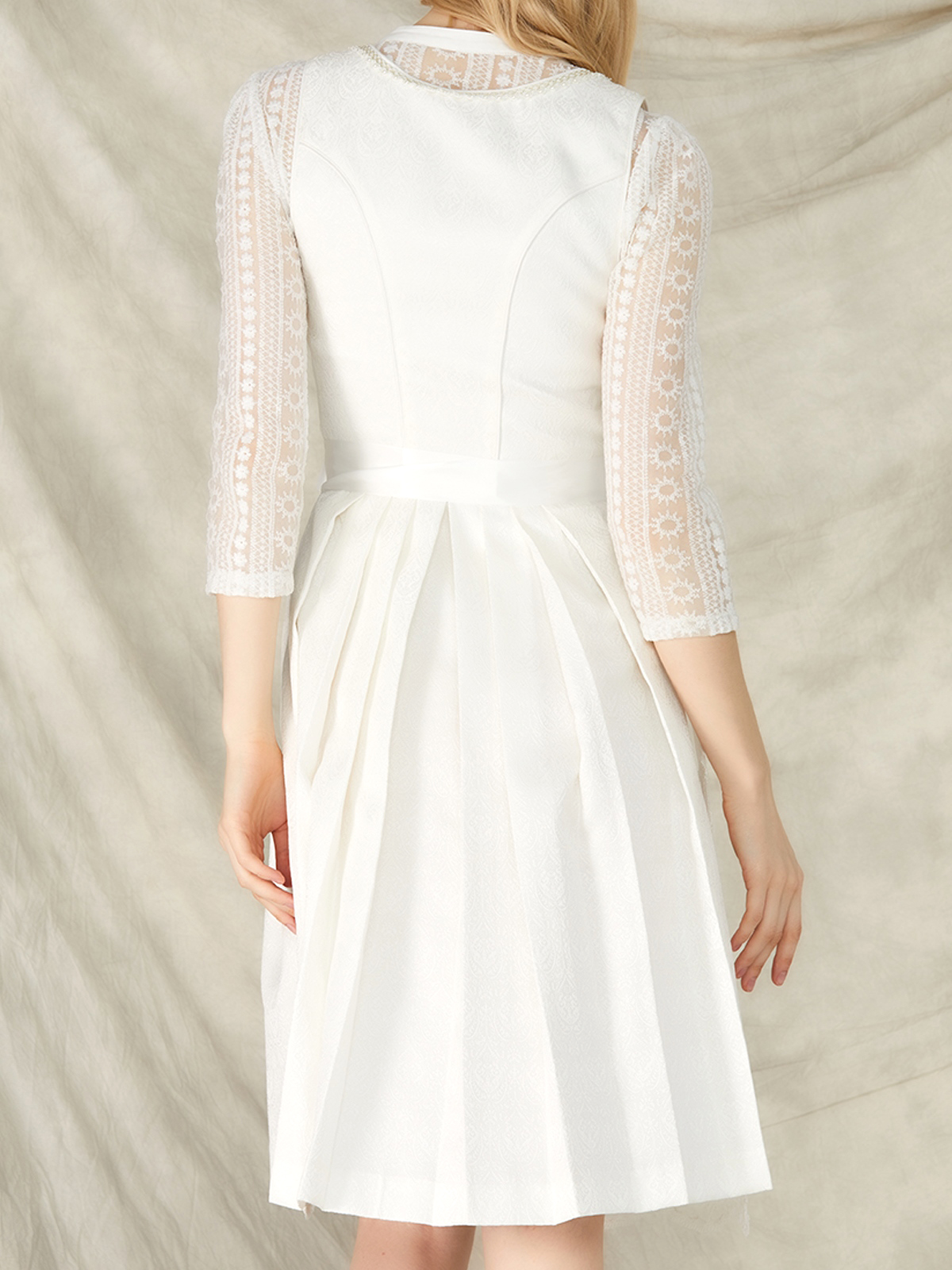 Modernes weißes Dirndl mit floralen Details