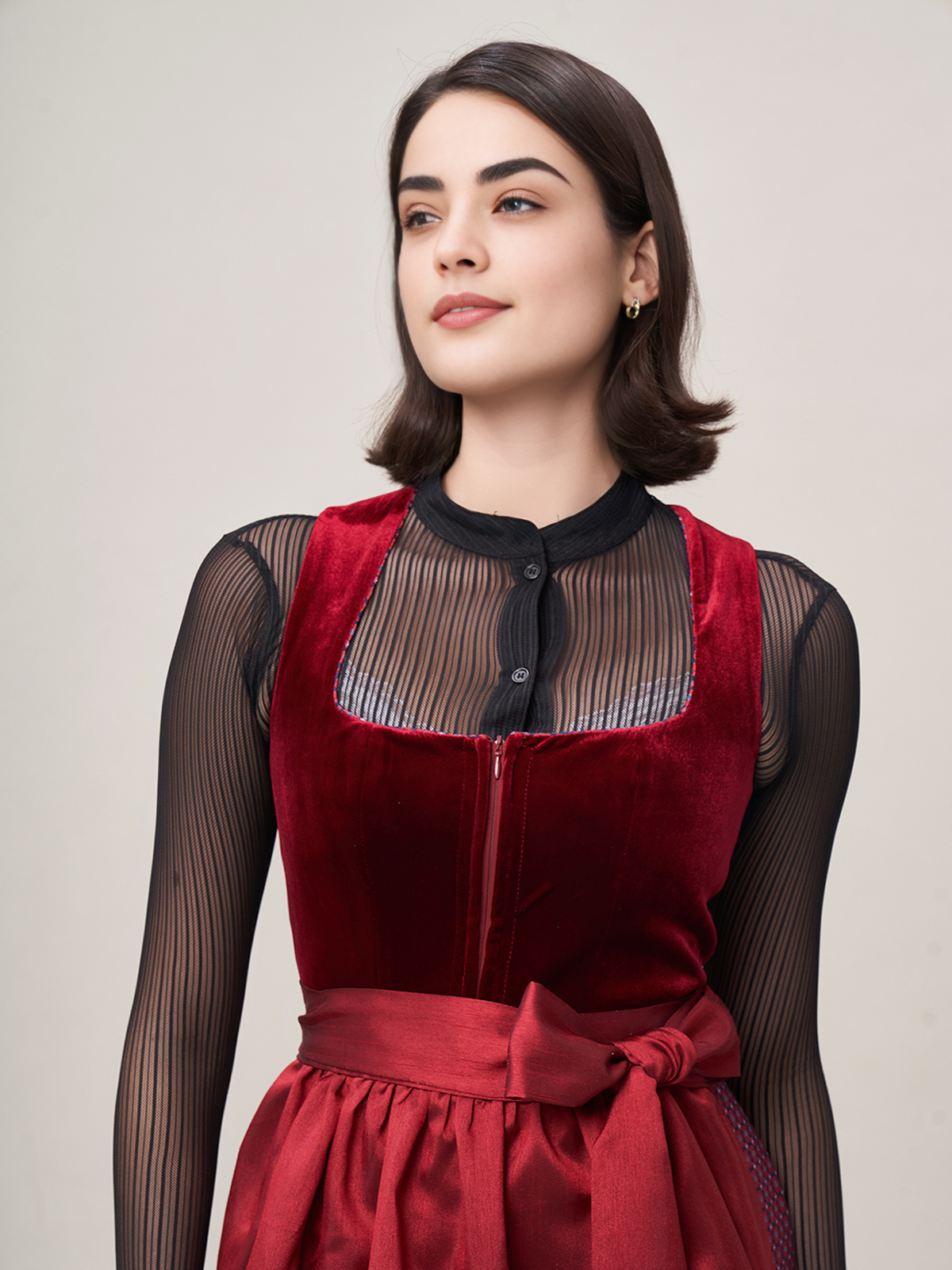 Hochgeschlossenes grünes Dirndl