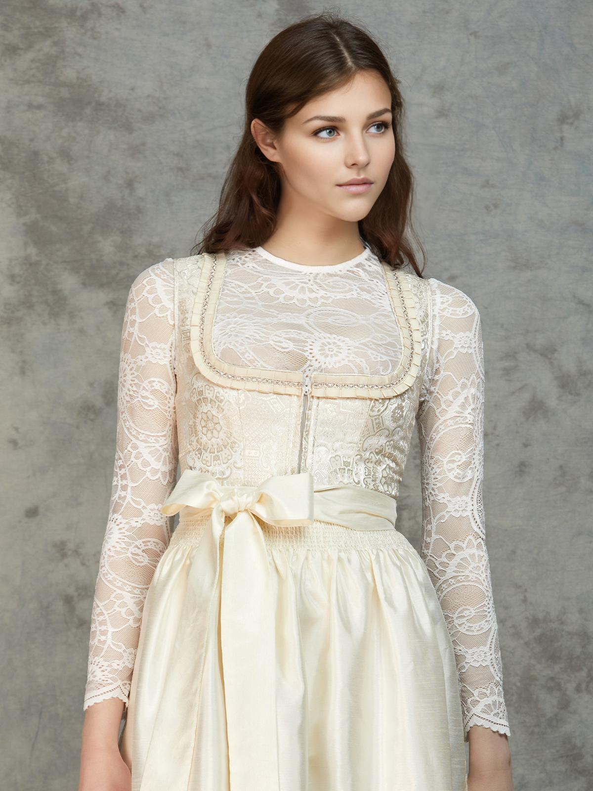 Dirndlbluse ärmellos in Weiß