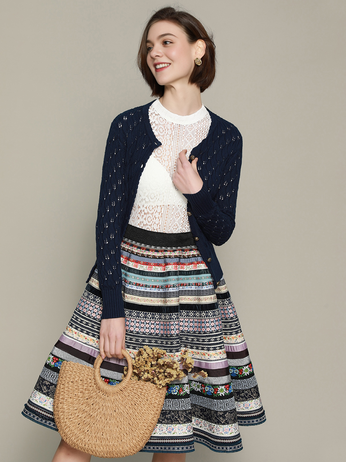 Beige Dirndl mit traditionellem Schnitt