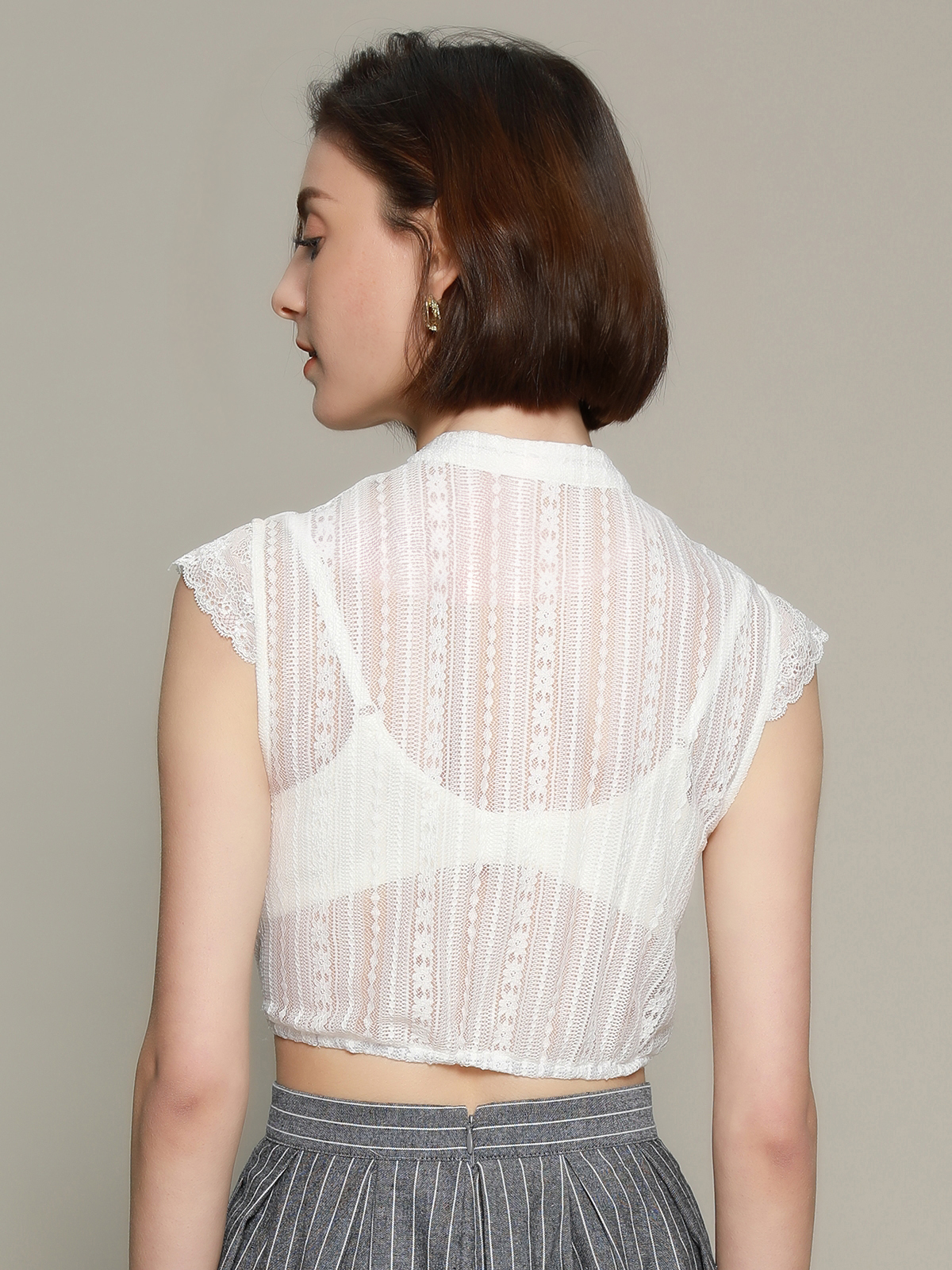 Modernes weißes Dirndl mit reduziertem Design