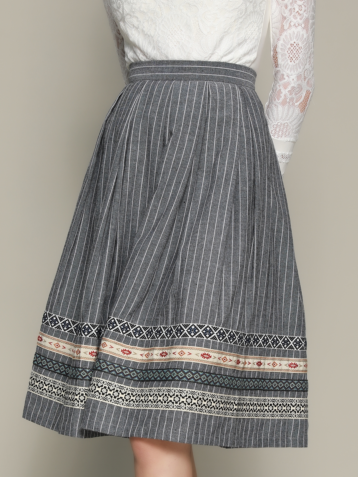 Dirndlschürze aus Spitze in Grau
