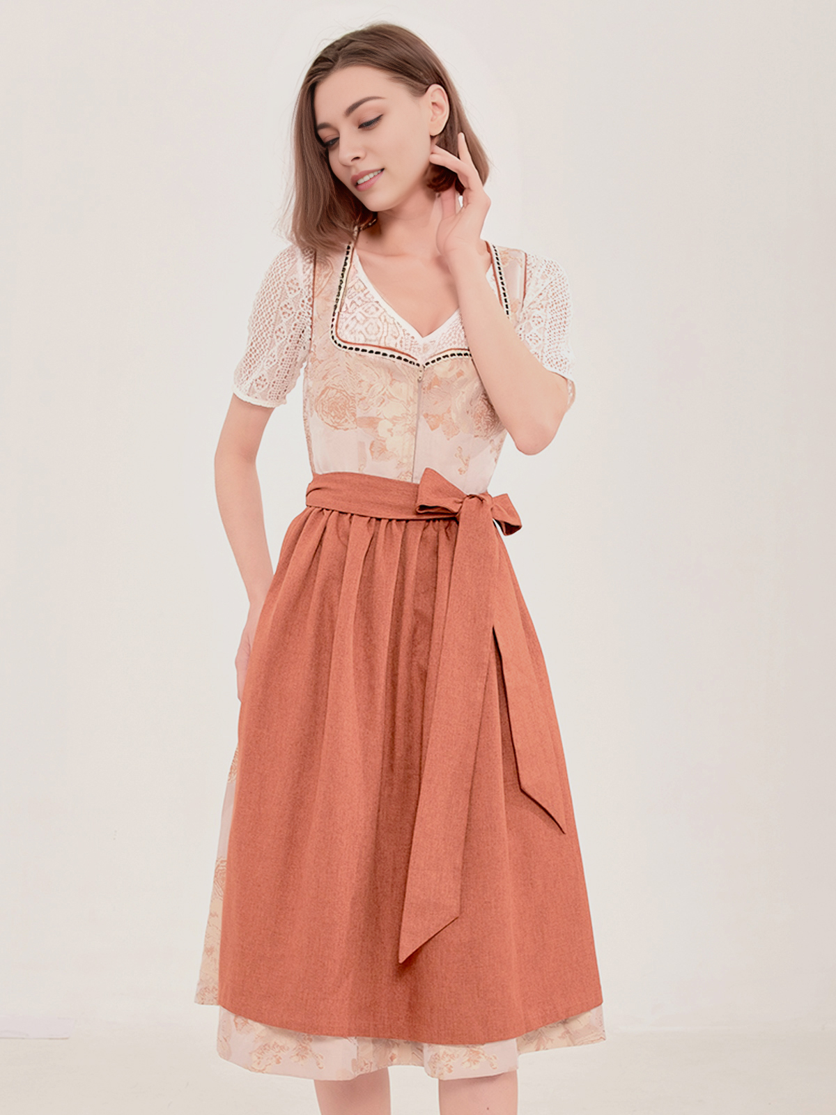 Dirndl in Braun mit traditioneller Stickerei