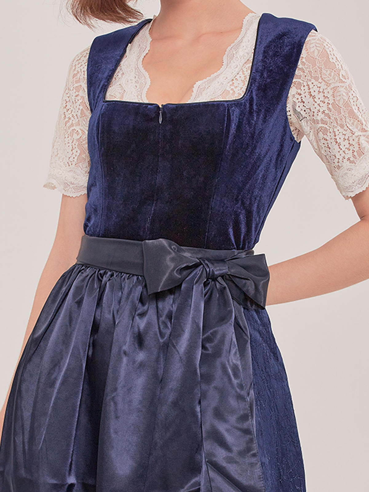 Schwarz Blaues Dirndl mit traditioneller Schnürung