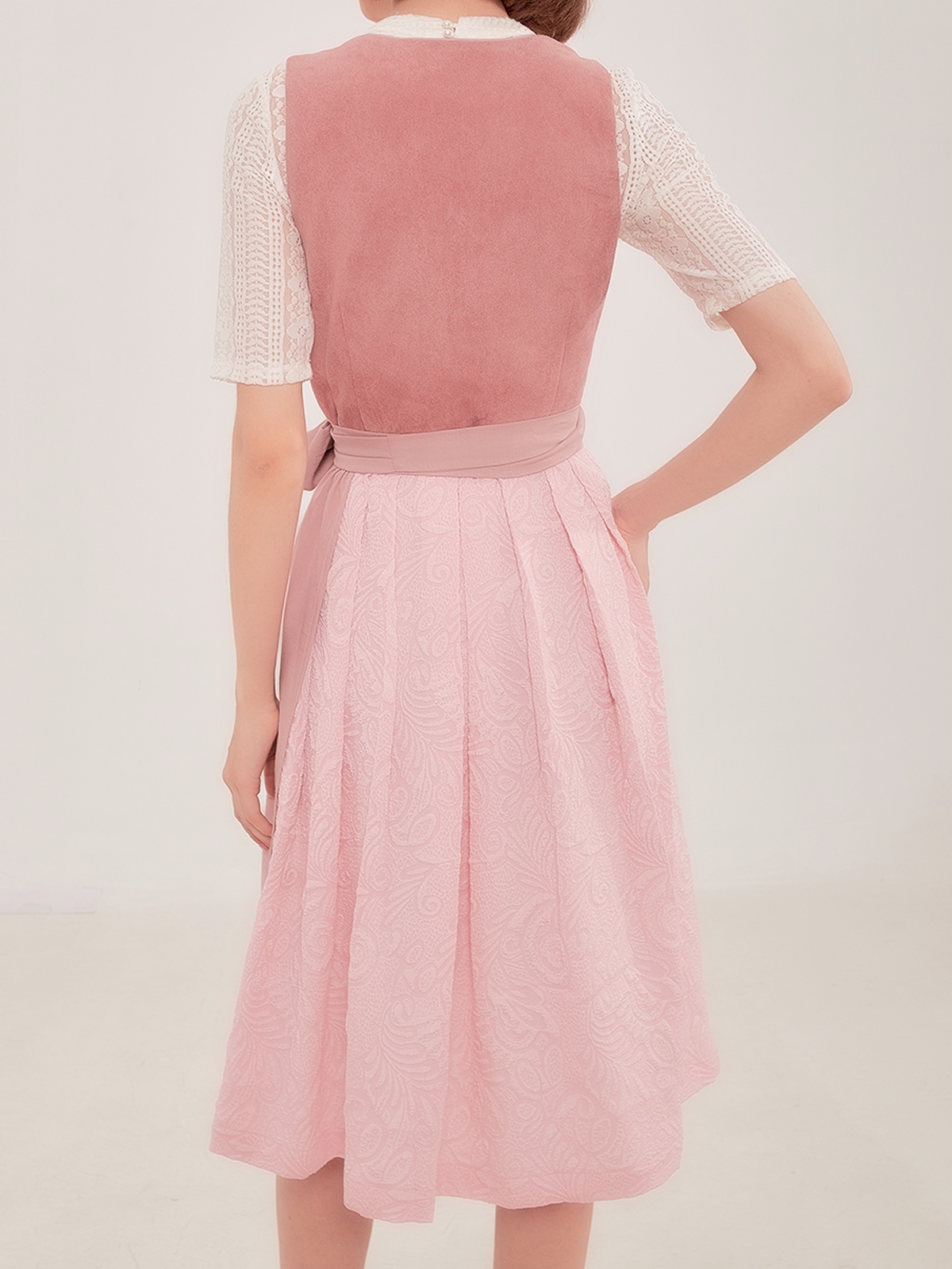 Dirndl in Rosa mit tiefem Ausschnitt