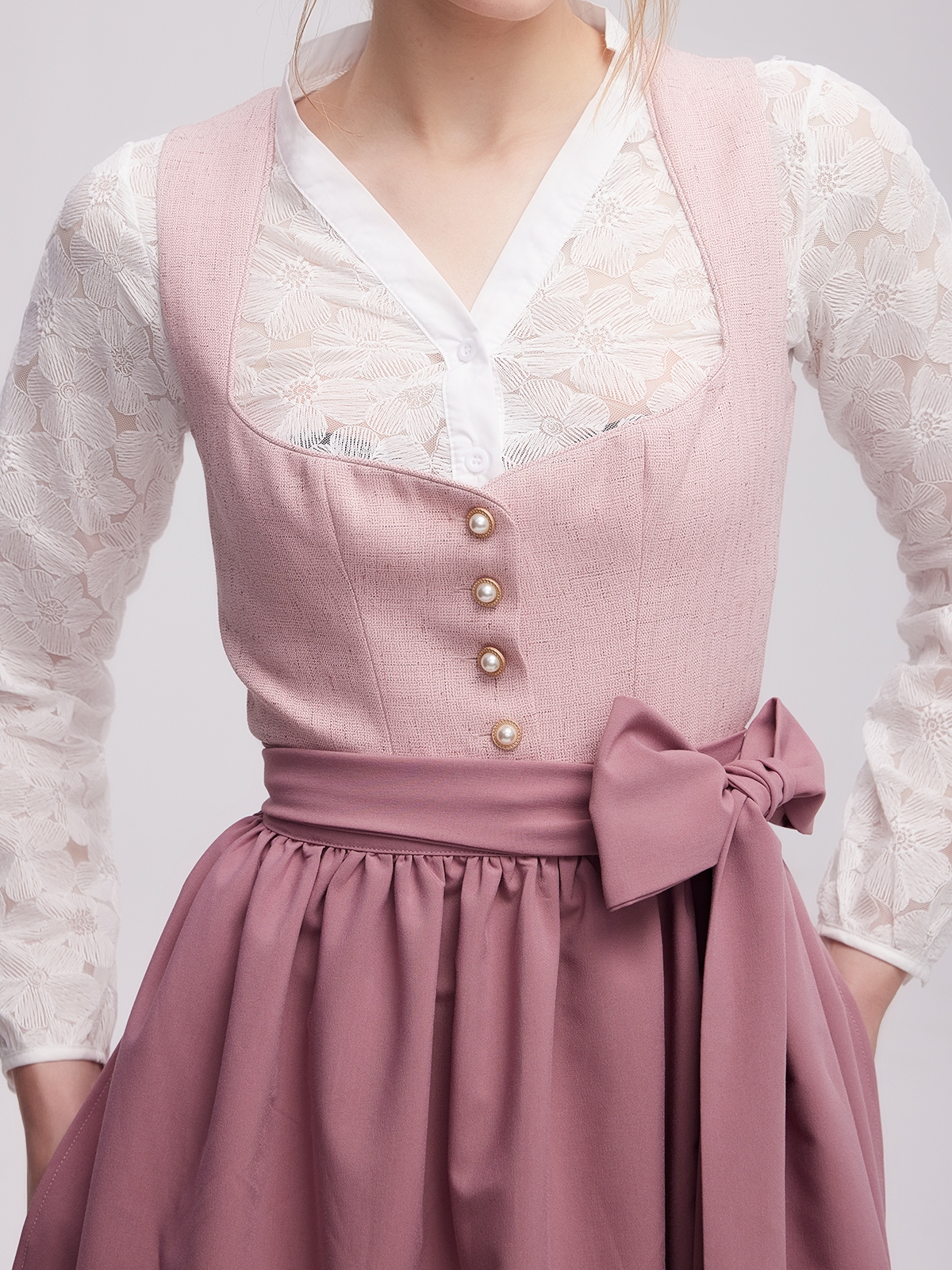 Einfarbiges Dirndl in Rosa – zeitlos und feminin