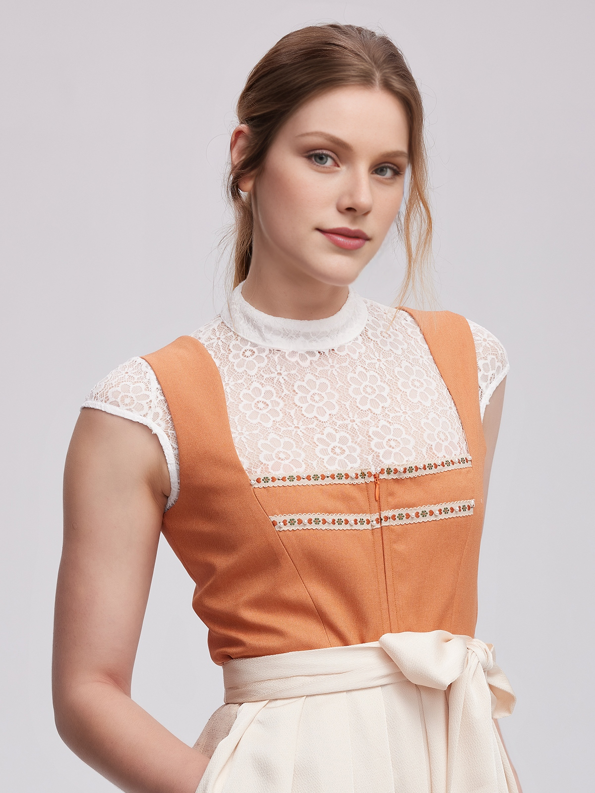 Modernes Dirndl in Orange mit weißem Spitzenbody als Unterteil