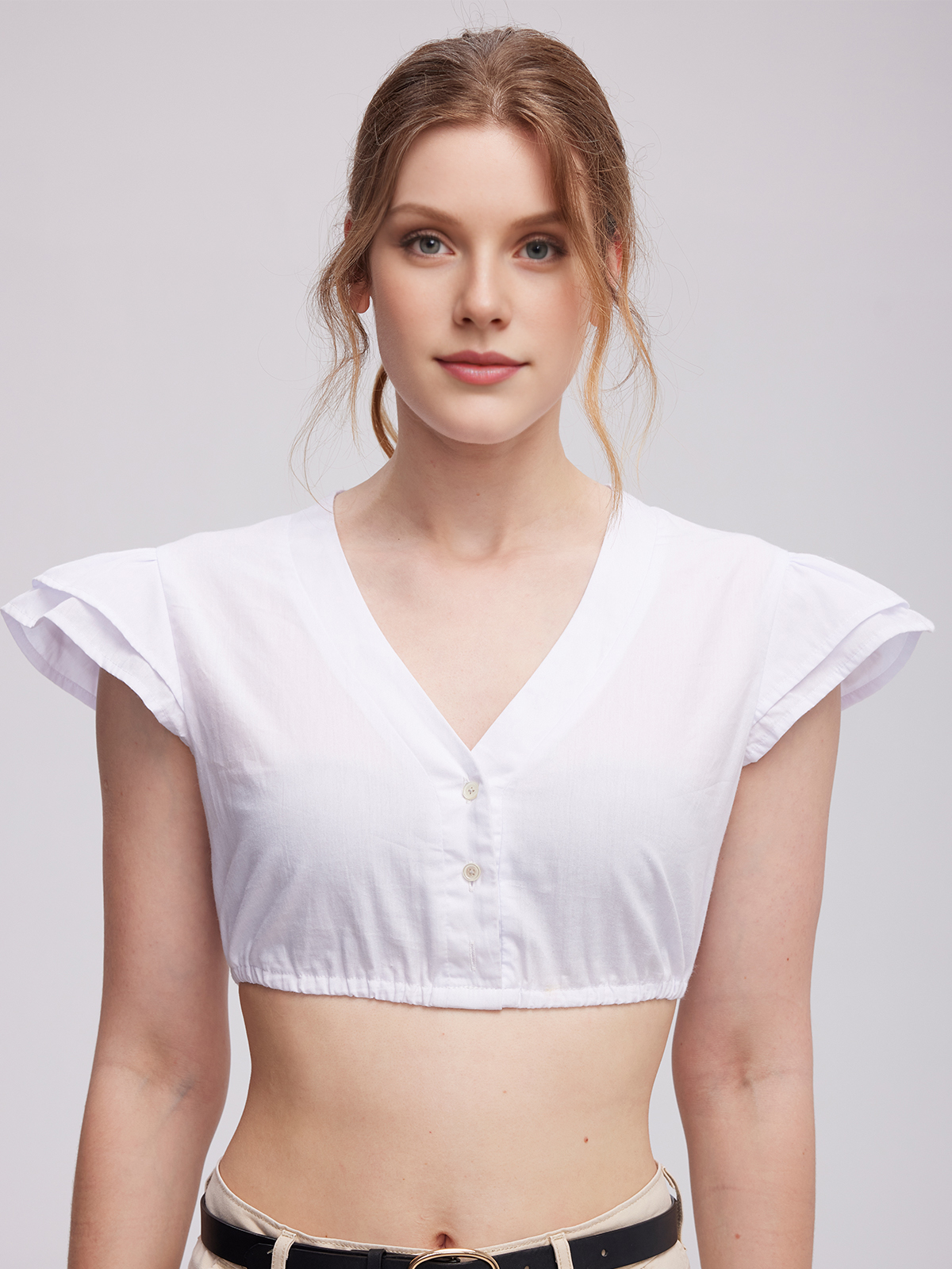 Traditionelles weißes Dirndl mit blauer Schürze