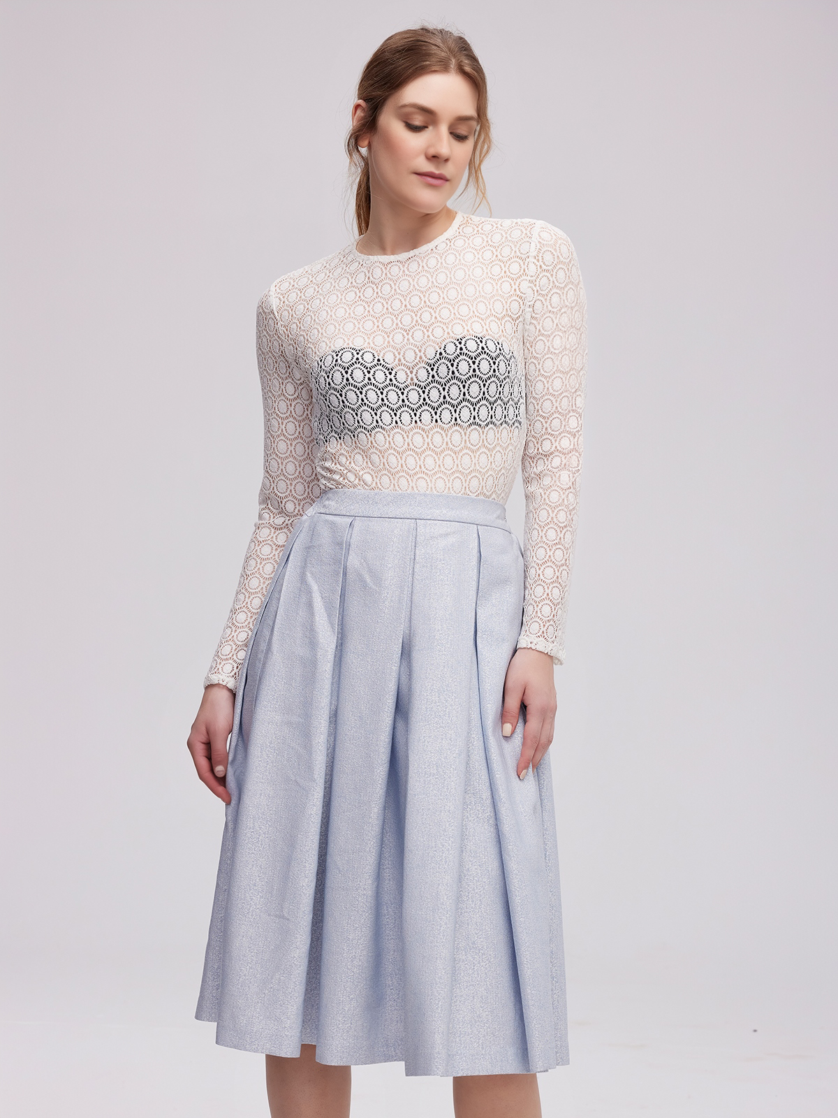 Modernes schwarzes Dirndl mit schlanker Silhouette