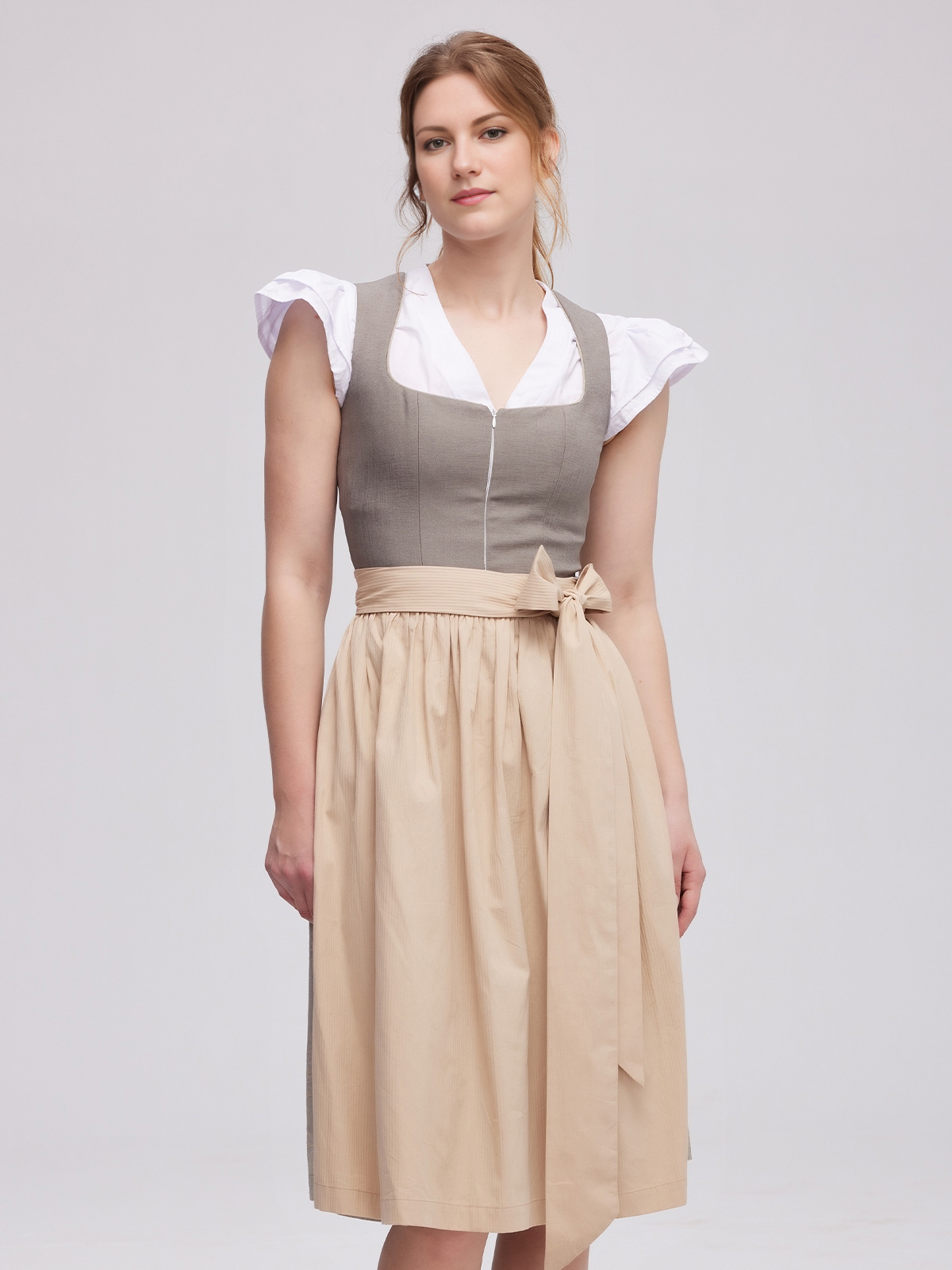 Dirndl in Grau und Eisblau