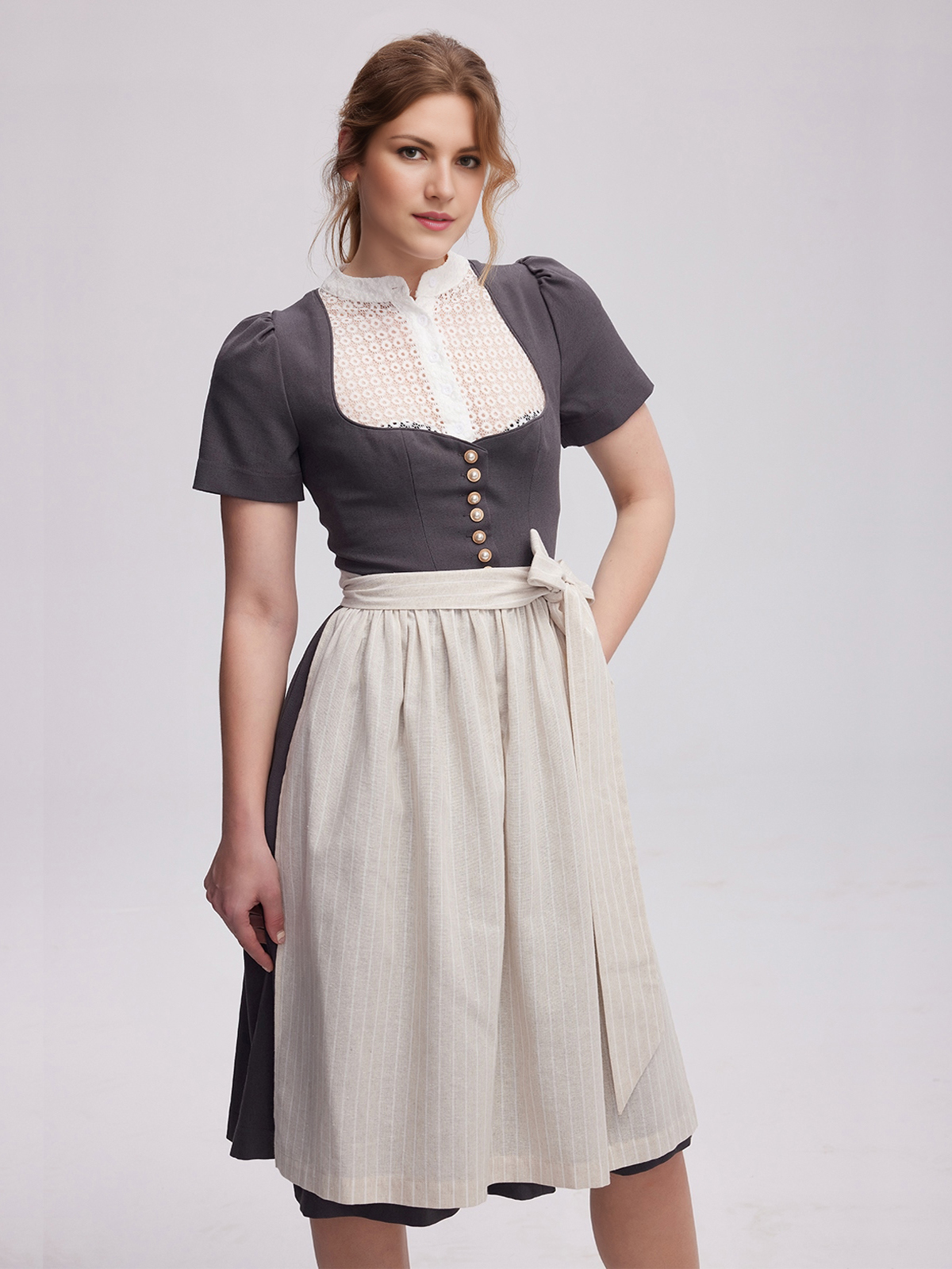 Dirndl in Grau mit modernen Details