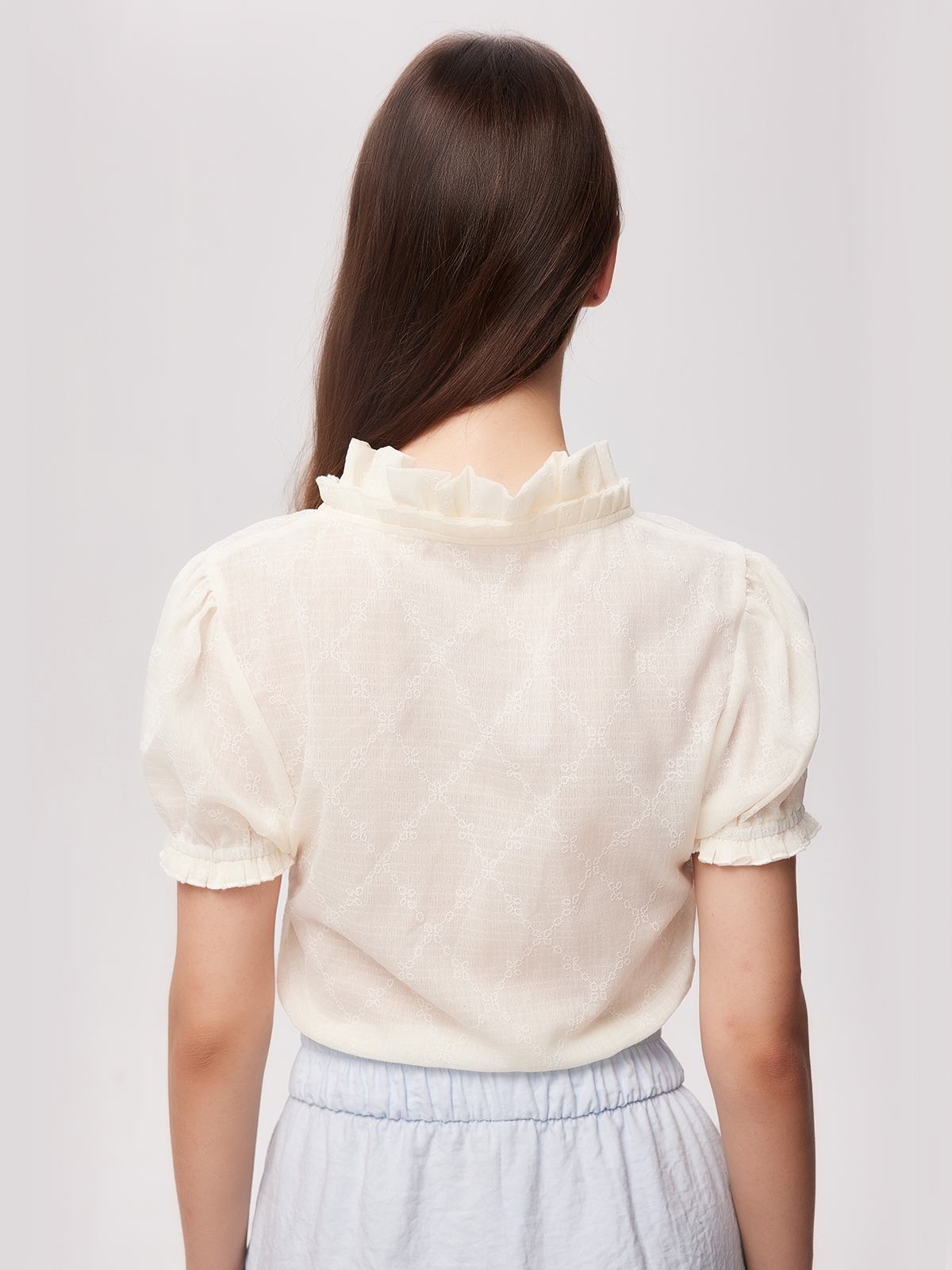 Modernes weißes Dirndl mit femininem Schnitt